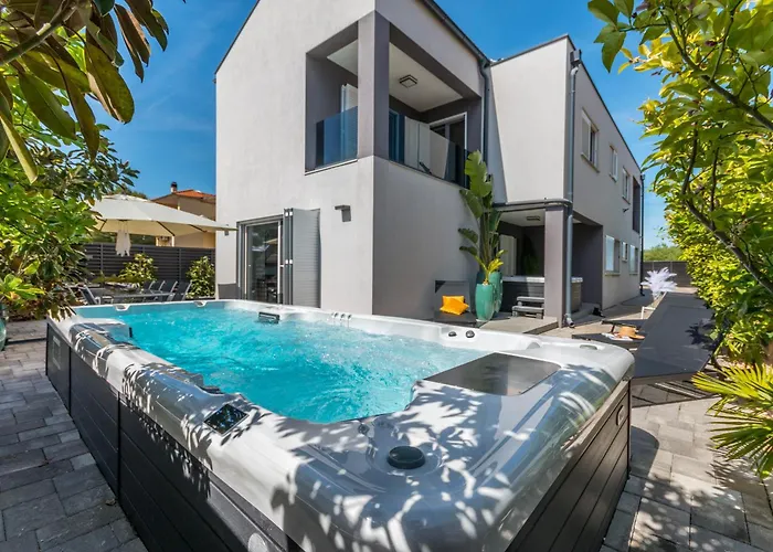 House With Pool Ledenko