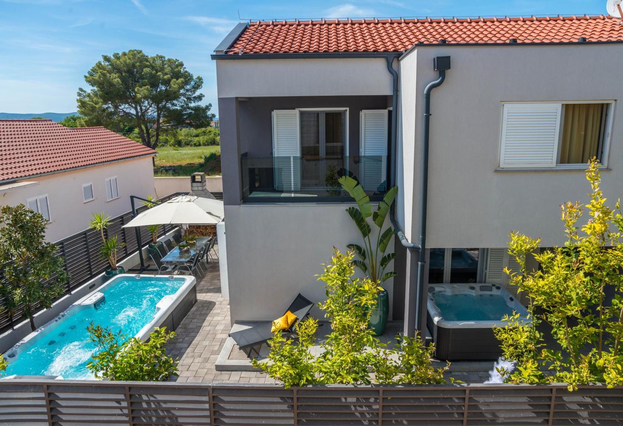 Apartment House With Pool Ledenko
