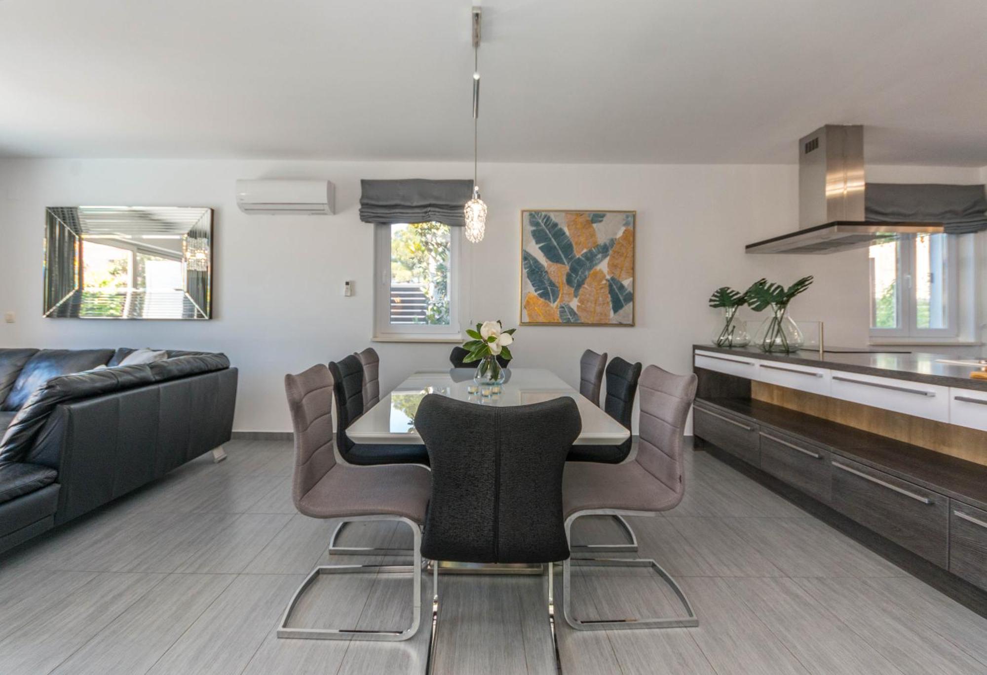 Apartment House With Pool Ledenko