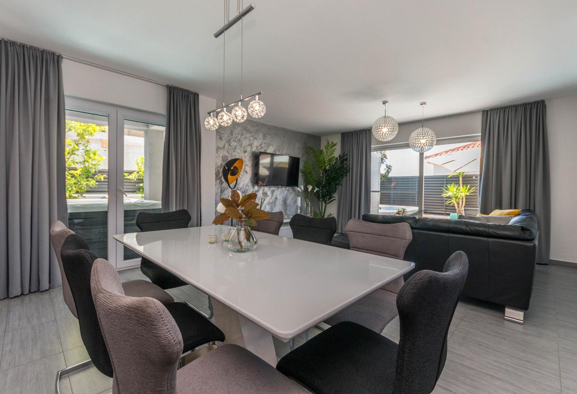 Apartment House With Pool Ledenko