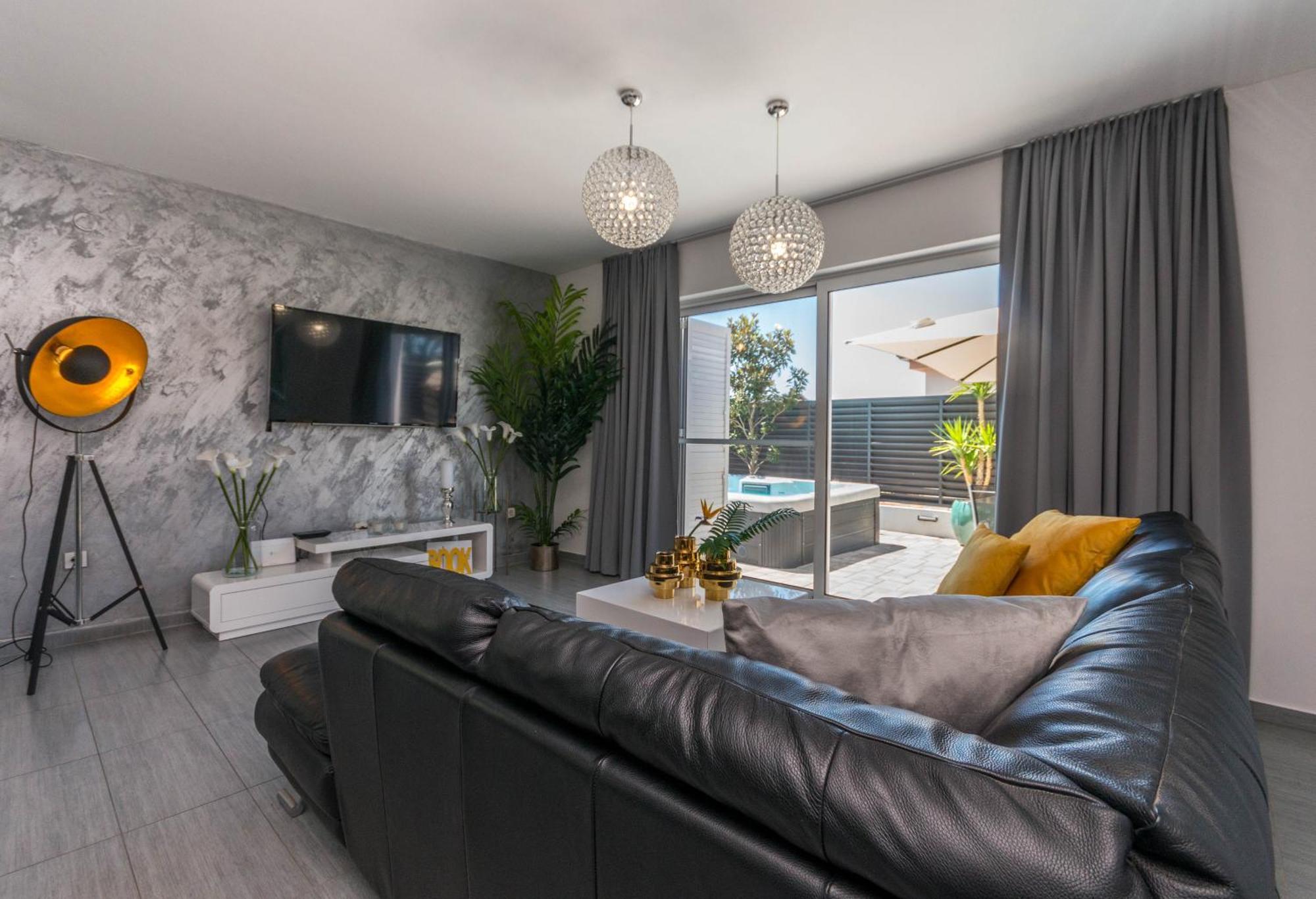 Apartment House With Pool Ledenko