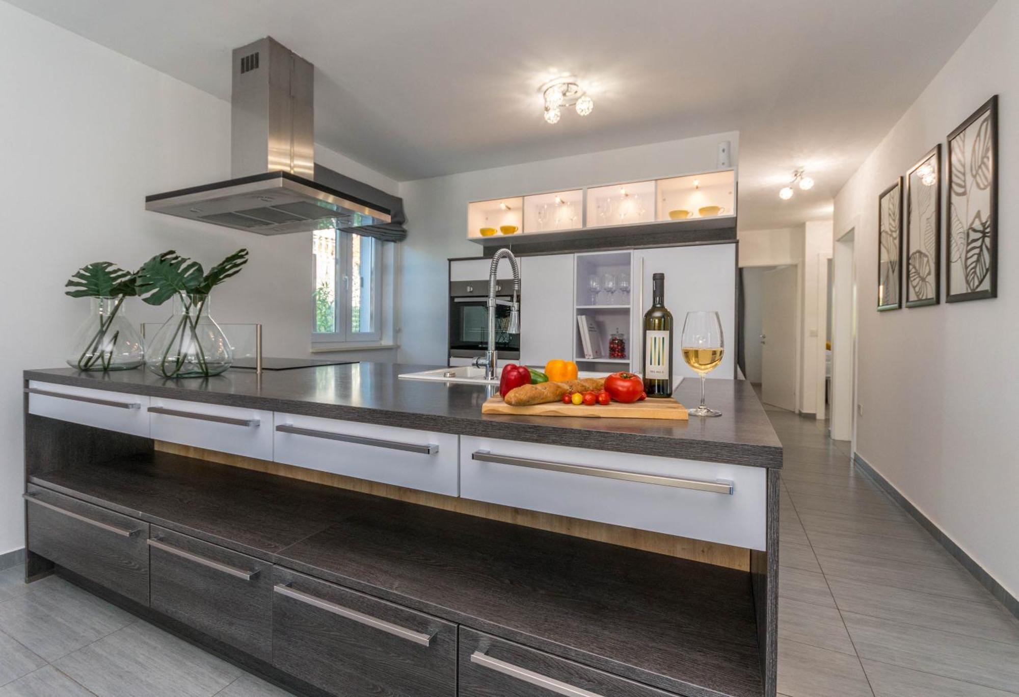 Apartment House With Pool Ledenko *